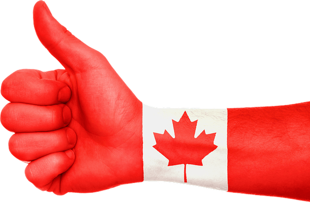 يد تحمل علم كندا