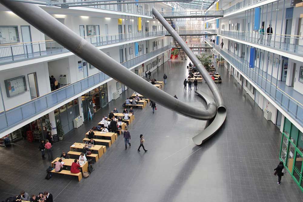 زحليقة داخل المبنى في جامعة ميونخ التقنية