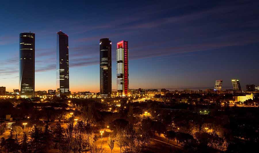 مدينة مدريد عاصمة إسبانيا ليلاً